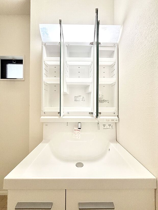 三面鏡の裏に、化粧品や衛生用品などを収納可能。洗面台をすっきりと保ちます！