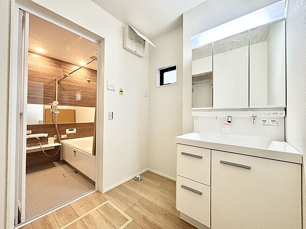 清潔感のある快適空間です。毎日の身支度も気持ち良くお使い頂けます。