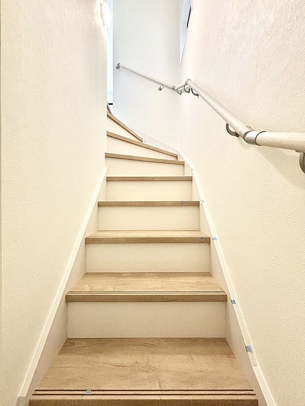 安全性を考慮し階段には手すりを設置しています