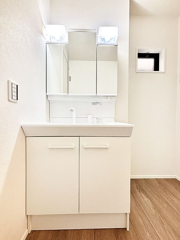 収納力と機能性に優れた洗面化粧台  