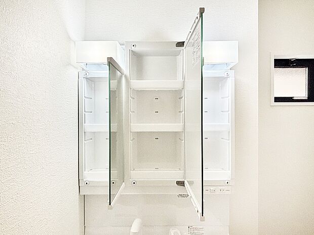 三面鏡の裏に、化粧品や衛生用品などを収納可能。洗面台をすっきりと保ちます！  