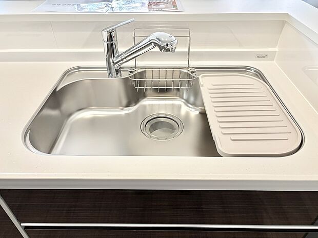 広々としたシンクでお料理やお皿洗いもラクラク快適に！