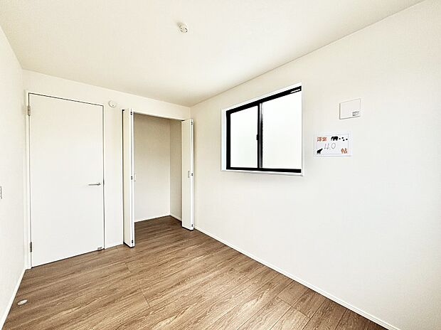 窓からのやさしい光が心地よいプライベートルーム