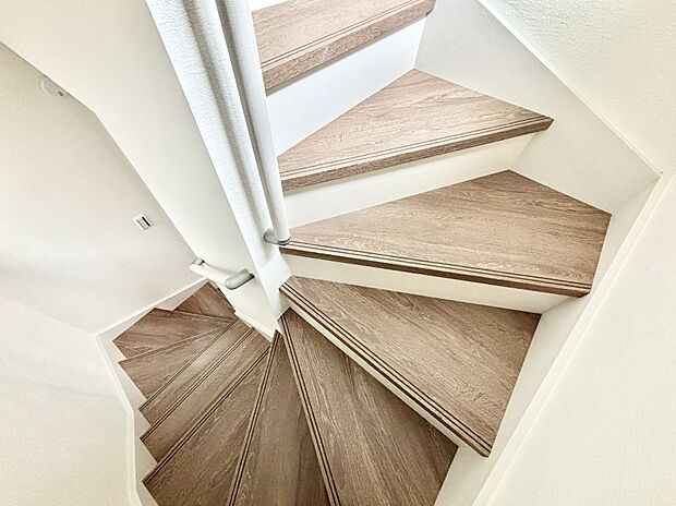 安全性を考慮し階段には手すりを設置しています