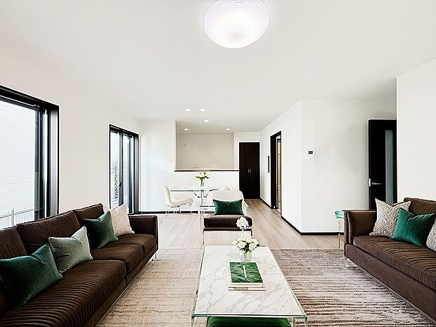 落ち着いた雰囲気のLDKは家族みんなの快適空間※家具はCGです