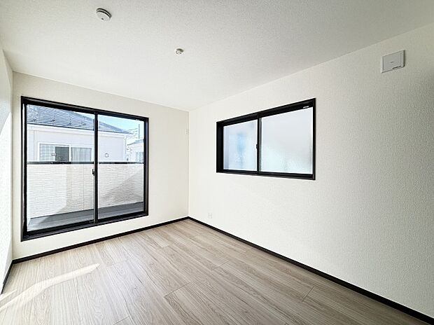 窓からのやさしい光が心地よいプライベートルーム