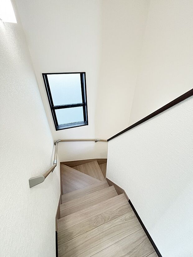 階段は手すり付きなので小さなお子さまやご高齢の方も安心です