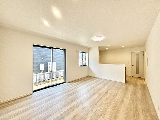 大きな窓からたっぷりの陽光と風を感じられるリビング