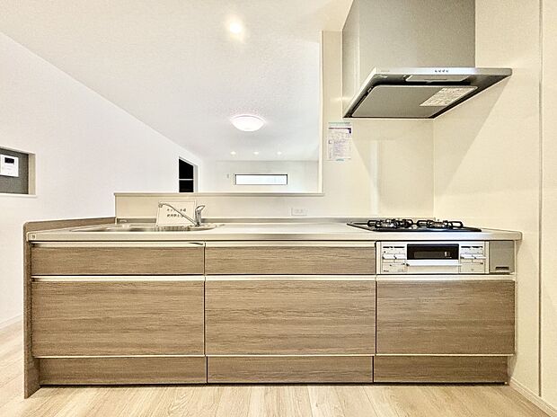 リビングを見渡せる人気のカウンターキッチン。 家族を見守りながら家事をすることができます。