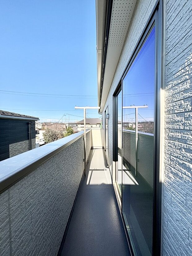 2部屋にまたがるバルコニー。晴れた日には洗濯物も気持ちよく干せそうですね。