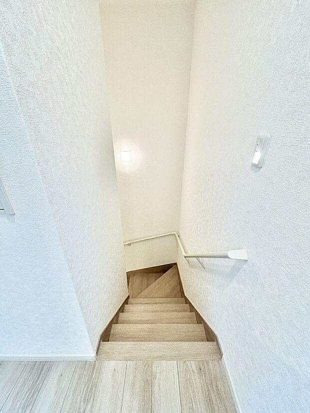 安全性を考慮し階段には手すりを設置しています