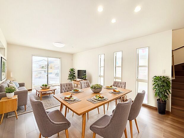 開放感ある広々LDKは20帖！明るい3面採光！　※家具はCGです