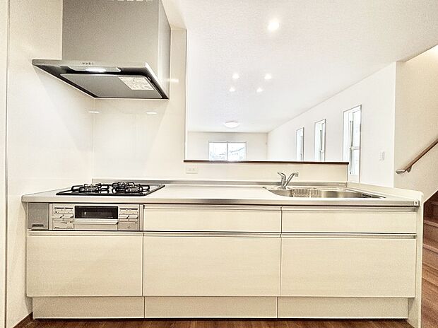 カウンター越しに楽しいおしゃべり。いつものお料理がもっと美味しくなりそうですね。