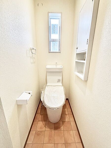 換気用小窓があり、明るく清潔な空間です。