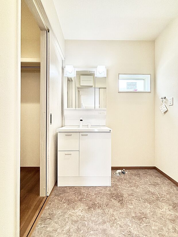 大きく見やすい三面鏡で清潔感ある洗面台は、身だしなみチェックや肌のお手入れにおすすめです。