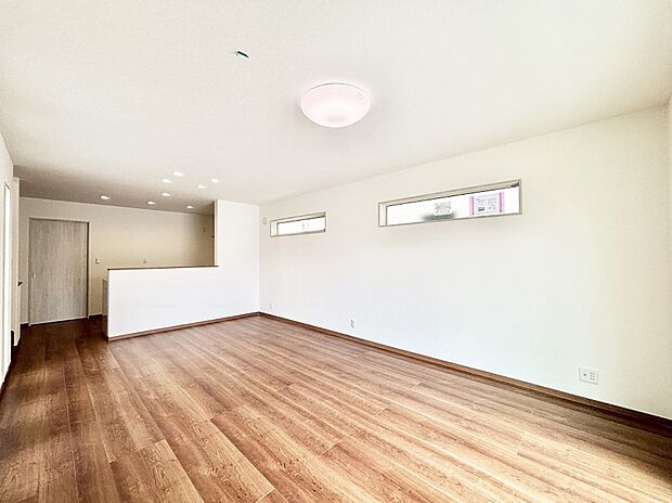 ナチュラルテイストの優しく柔らかい色使いのフローリングが素敵な20帖のリビング。