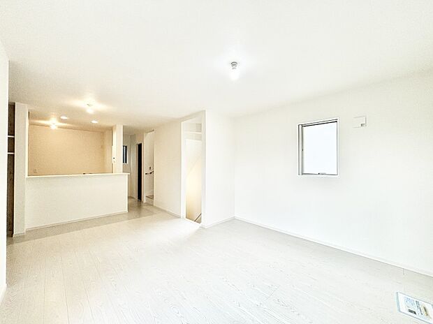 ご家族の賑やかな話し声で包まれる明るいリビング  