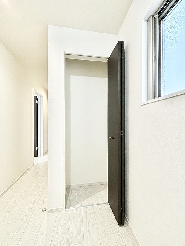 掃除用具や生活雑貨の保管に便利な廊下収納