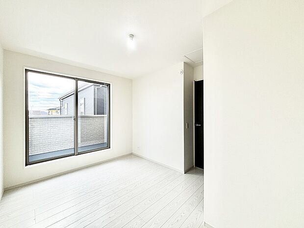 バルコニーが開放感をプラスしてくれる洋室