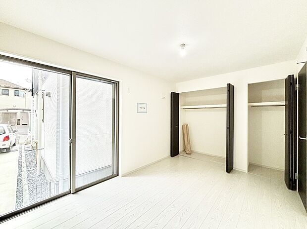 やさしい光がさしこむ居室はしっかり収納付き