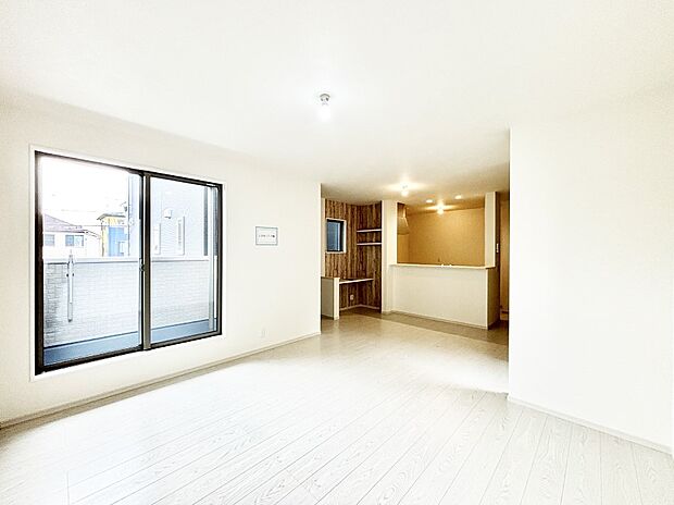 大きな窓からたっぷりの陽光と風を感じられるリビング