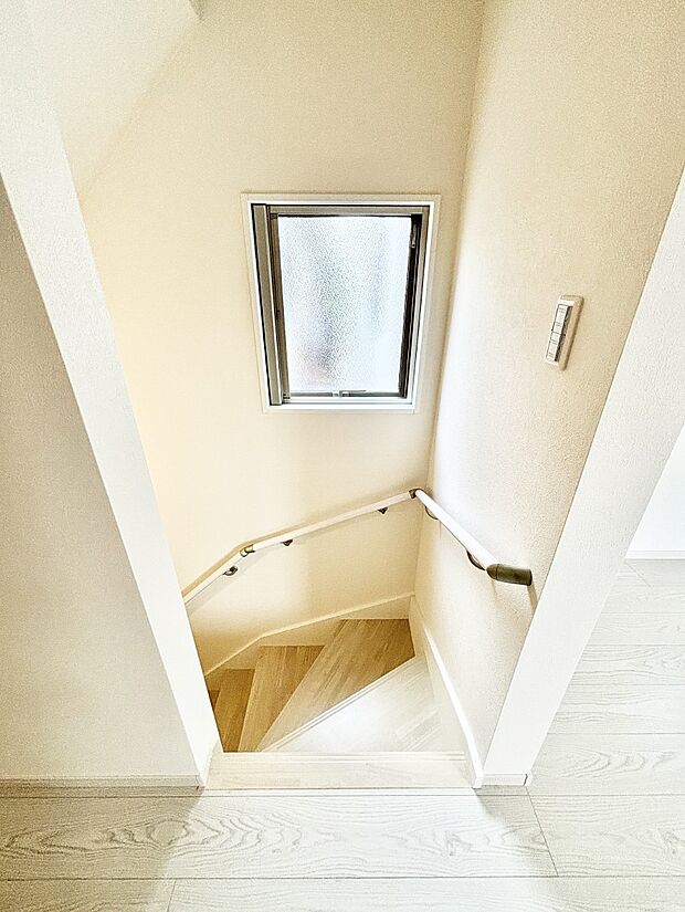 階段は手すり付きなので小さなお子さまやご高齢の方も安心です  