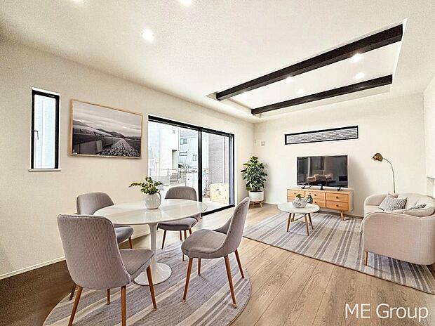 ご家族の賑やかな話し声で包まれる明るいリビング ※家具はCGです