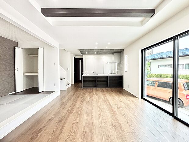 明るい陽光が注ぎ、寛ぎの雰囲気に満たされるリビング・ダイニング。