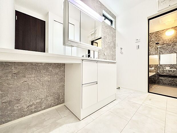 大きく見やすい三面鏡で清潔感ある洗面台は、身だしなみチェックや肌のお手入れにおすすめです。