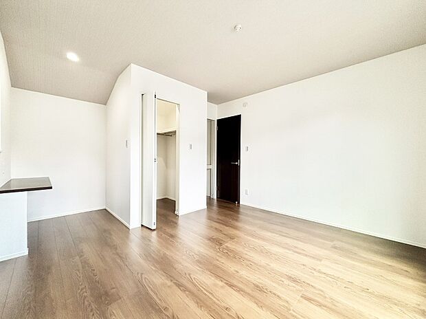 ＷＩＣ（ウォークインクローゼット）があるお部屋！季節ごとの入れ替えも不要で便利です。 