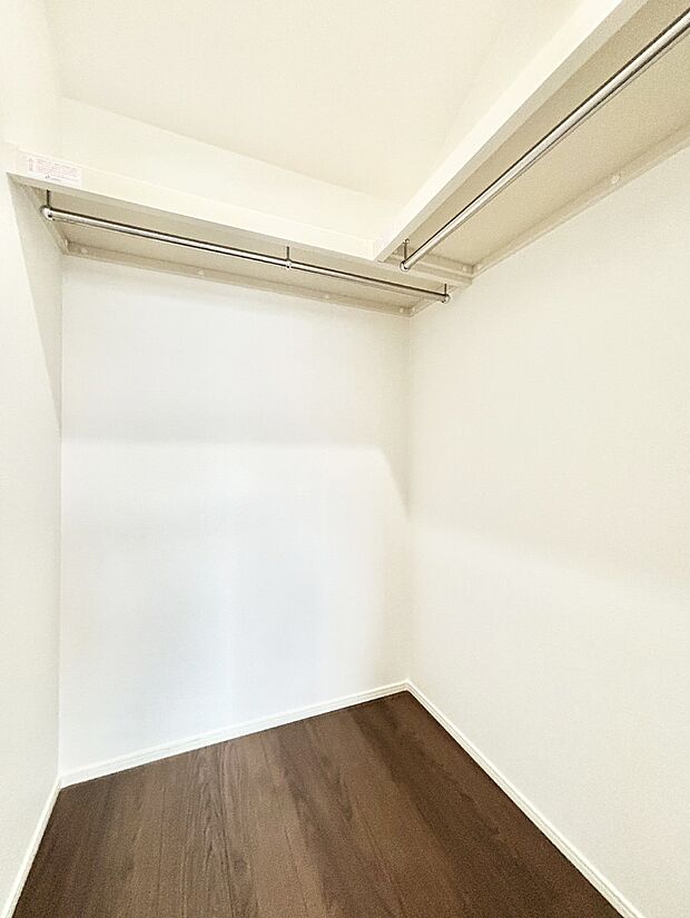 ウォークインクローゼット付きで生活空間を広く利用できます。