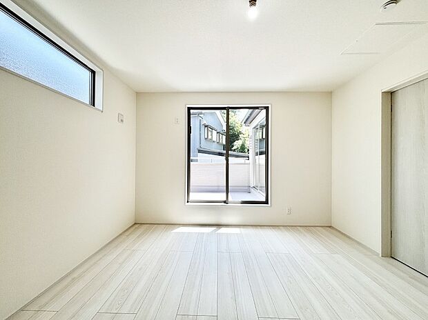 明るいバルコニーサイドに洋室を設置。目覚めの良い寝室に。     