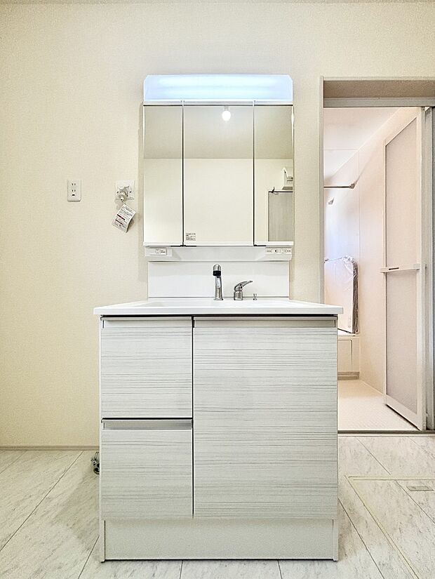 収納力と機能性に優れた洗面化粧台    