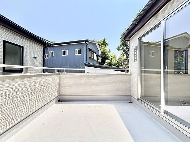 ゆったりバルコニーだから沢山お洗濯ものを干せます。