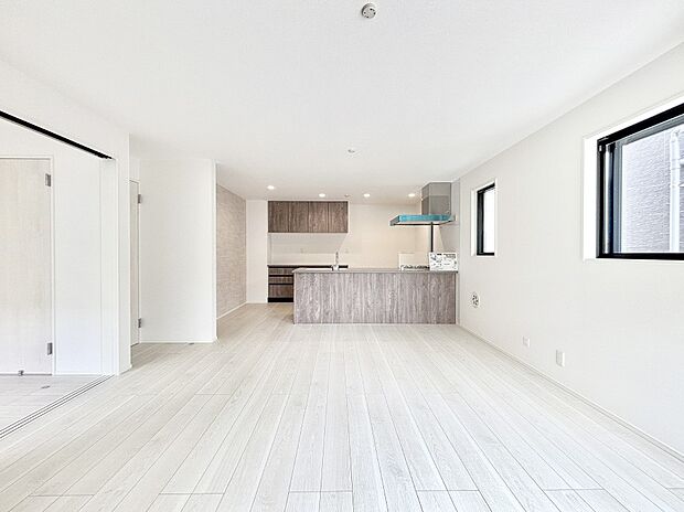 ご家族の賑やかな話し声で包まれる明るいリビング