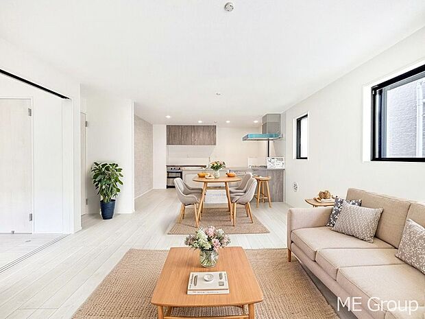 家族の和やかな会話が聞こえてきそう。開放感のあるリビングです。※家具はCGです  