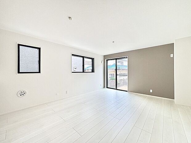 家族団らんの時間も増えそうなくつろぎのリビングダイニング。   