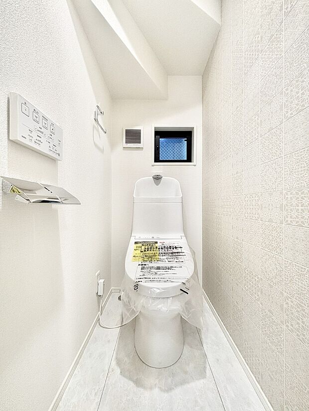 明るく清潔感のあるトイレです。 