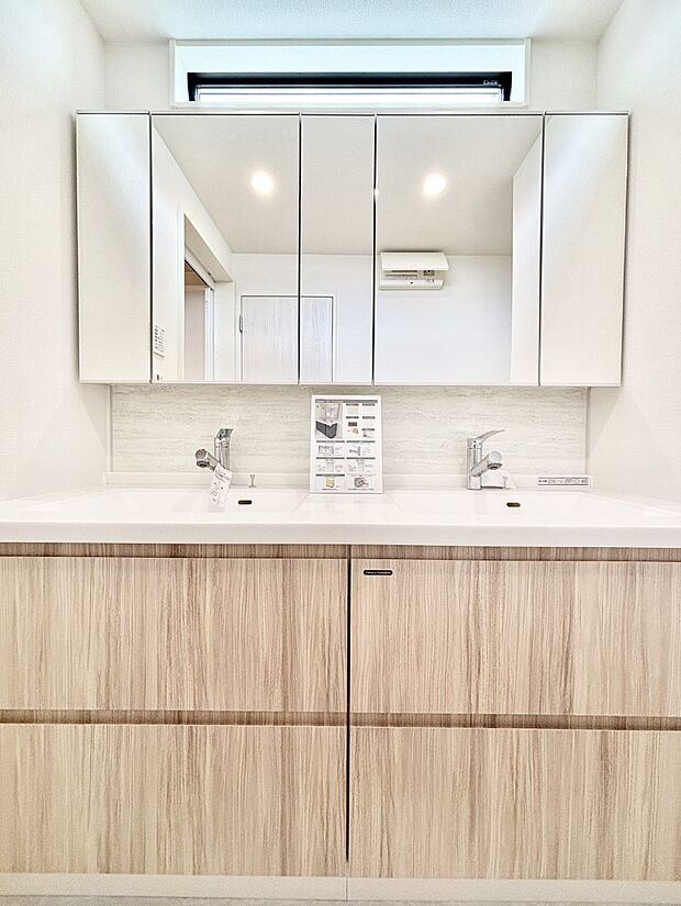 収納力と機能性に優れたお手入れラクラク洗面化粧台！  