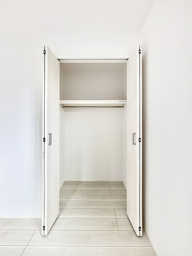 洋室のクローゼット。棚を設置し、機能的に整理が出来ます。    