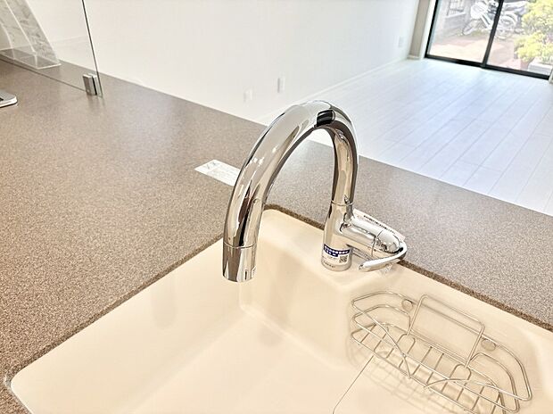 いつでも清潔なおいしいお水を。一つの水栓で水道水と浄水を使い分け。