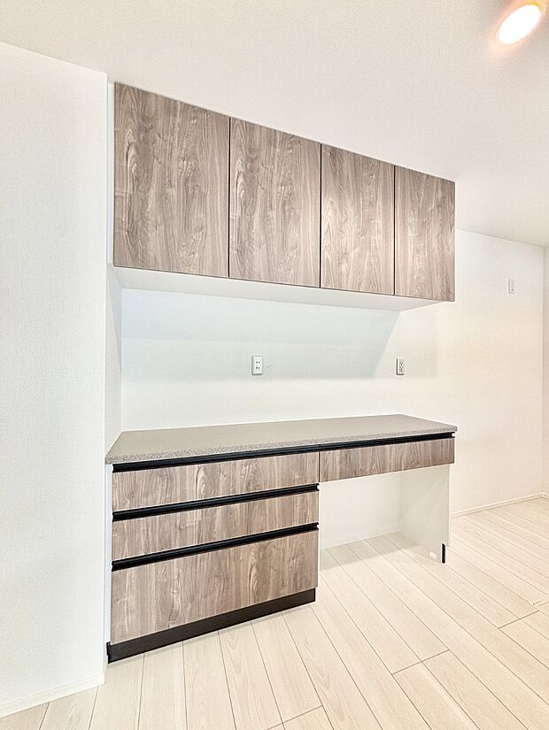 カップボードも標準装備　広々スペースでお料理しやすいキッチンです  