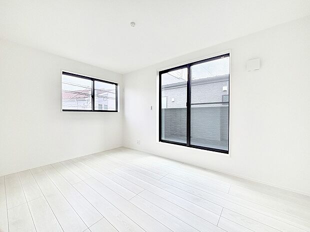 バルコニーが開放感をプラスしてくれる洋室。  