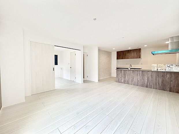 明るい陽光が注ぎ、寛ぎの雰囲気に満たされるダイニング。   