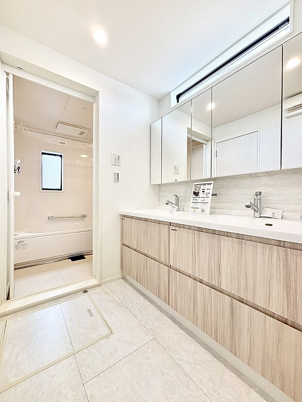 身支度もスムーズにおこなえる脱衣場。  