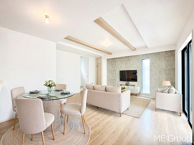 ご家族の賑やかな話し声で包まれる明るいリビング ※家具はCGです