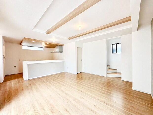 明るい陽光が注ぎ、寛ぎの雰囲気に満たされるリビング・ダイニング。