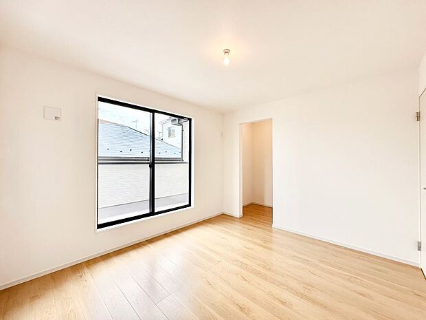 明るいバルコニーサイドに洋室を設置。目覚めの良い寝室に。