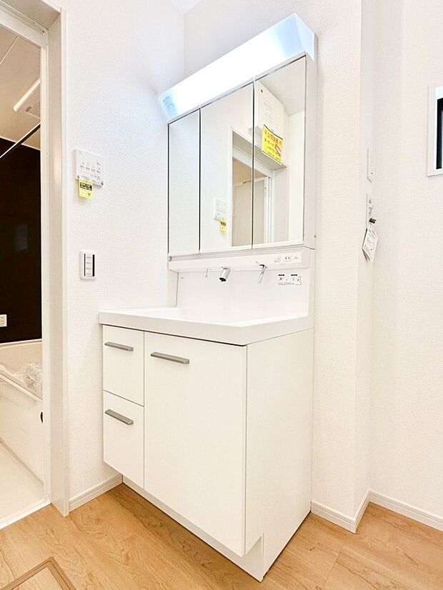 三面鏡が嬉しい洗面化粧台です。