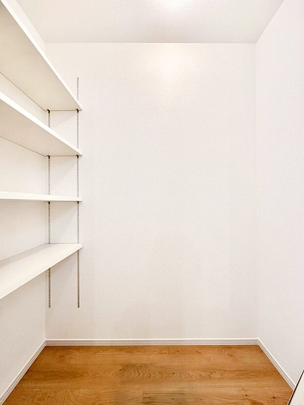 食品のストックや調理器具の保管に便利な可動棚付きパントリー